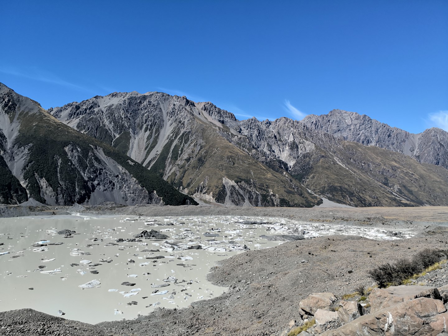 tasman-glacier-terminal-lake-is-a-fascinating-glacial-encounter